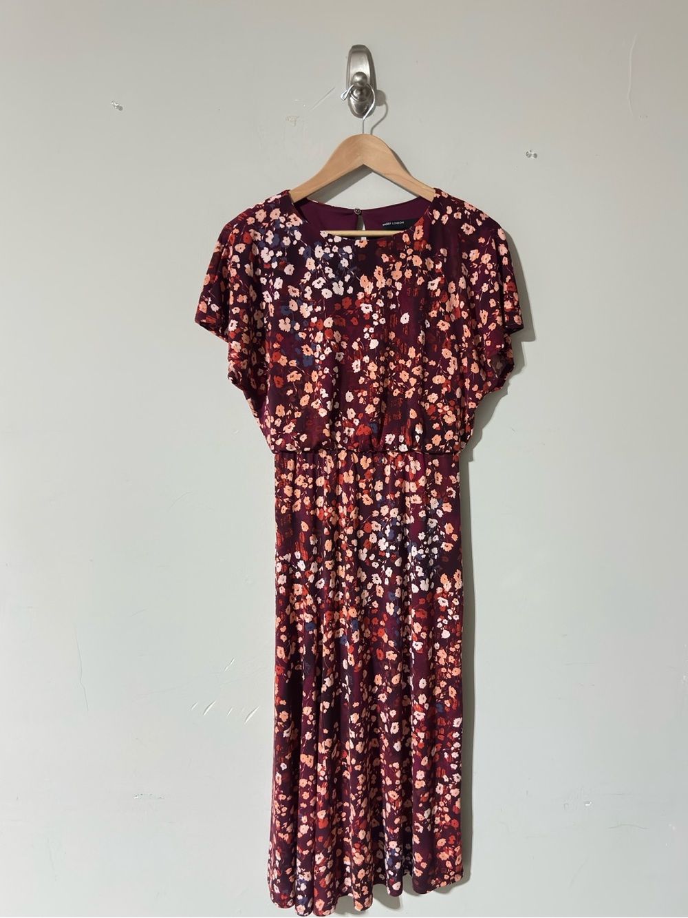Maggy London Women’s Burgundy Floral Midi Dress Size 0 Flutter Sleeve NWT
